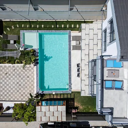 Atllivillano:8 Villa